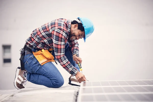 Napelem Telepítés Mérnök Fekete Ember Tetőn Fenntartható Vagy Megújuló Energia — Stock Fotó