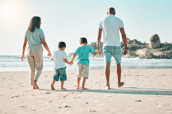 Strand Händchenhalten Und Rückansicht Der Familie Die Meer Spazieren Geht — Stockfoto