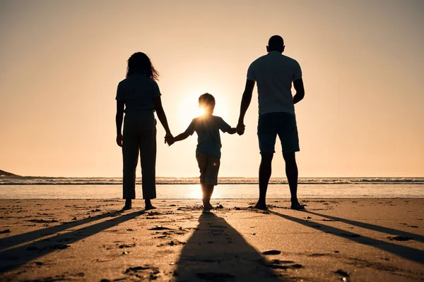 Rodinná Silueta Pláži Držící Ruce Při Západu Slunce Lidé Láskou — Stock fotografie