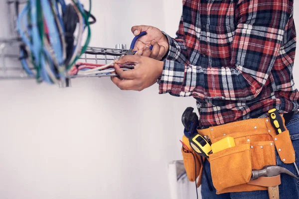 Elektricien Technicus Man Met Gereedschap Voor Kabelonderhoud Inspectie Woningreparatie Bouwvakker — Stockfoto
