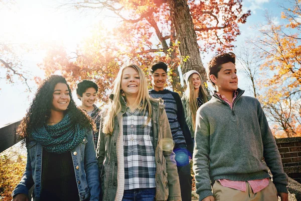 Kedvenc Szombatunk Egy Csapat Tinédzser Akik Együtt Élvezik Őszi Napot — Stock Fotó