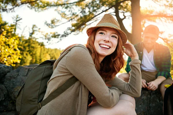彼女は海外旅行を楽しんでいる 2人の若者が海外旅行中にハイキングをするシーン — ストック写真