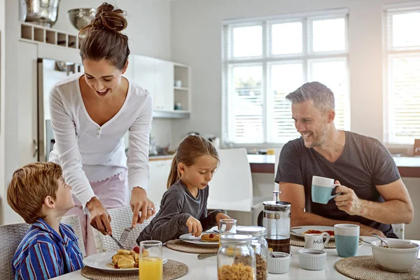 Mam Maakt Elke Maaltijd Speciaal Een Familie Die Samen Ontbijten — Stockfoto