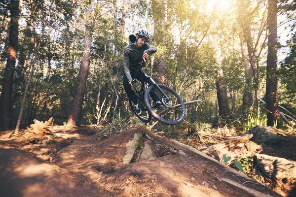 Велоспорт Трюк Скорость Человек Велосипеде Грунтовой Лесной Дороге Делает Тренировки — стоковое фото