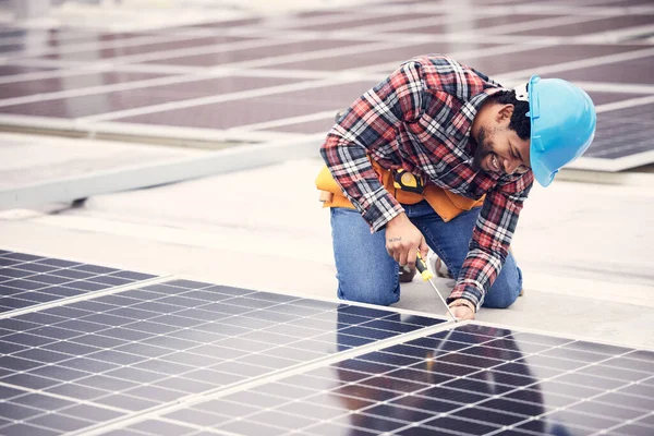 Ηλιακός Συλλέκτης Επισκευαστής Και Μηχανικός Στην Ταράτσα Εργαλεία Εξοικονόμηση Ενέργειας — Φωτογραφία Αρχείου