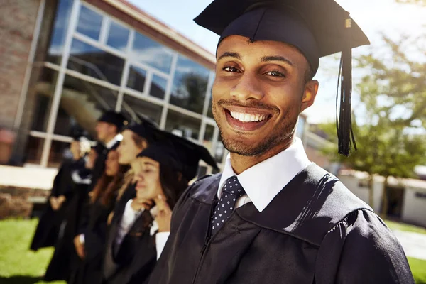 教育され 行く準備ができていた 卒業の日の笑顔の大学生の肖像を背景にクラスメートと — ストック写真