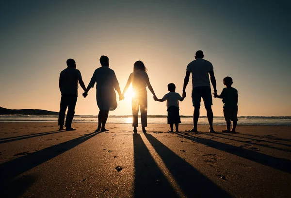 Rodinná Silueta Pláži Generace Držící Ruce Při Západu Slunce Lidé — Stock fotografie