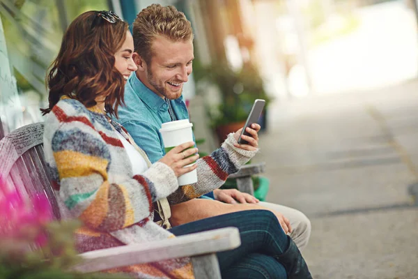 你会喜欢这个视频的 一对快乐的年轻夫妇一起用智能手机在市中心度过一天 — 图库照片