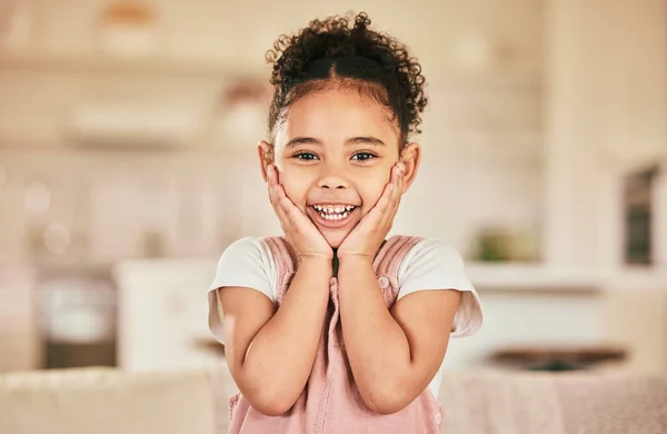 Dziecko Dziewczynka Niespodziewany Uśmiech Portret Domu Życia Szczęściem Młodością Dzieciństwem — Zdjęcie stockowe