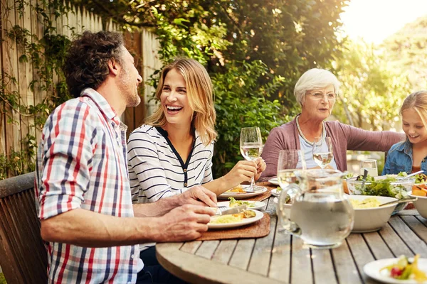 Aile Yemeği Eğlencesi Dışarıda Birlikte Öğle Yemeği Yiyen Bir Aile — Stok fotoğraf