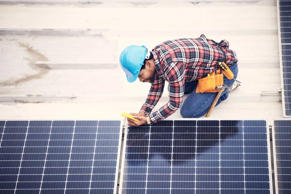 Zwarte Man Zonnepaneel Inspectie Engineering Duurzaamheid Milieuvriendelijk Met Hernieuwbare Energie — Stockfoto