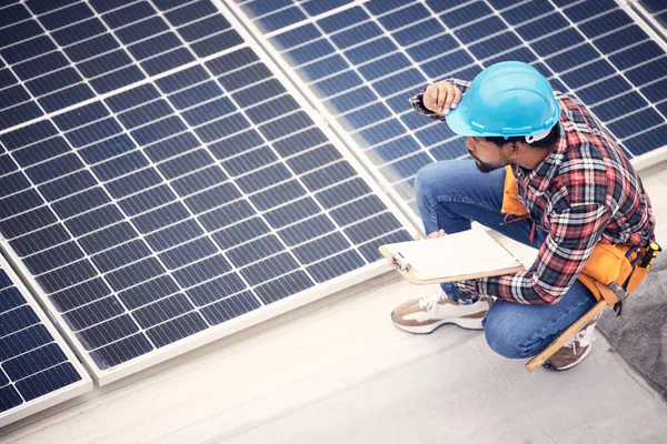 Zonnepaneel Klembord Ingenieur Met Inspectie Energiebesparend Onderhoud Duurzame Stroomcontrole Opdrachtnemer — Stockfoto