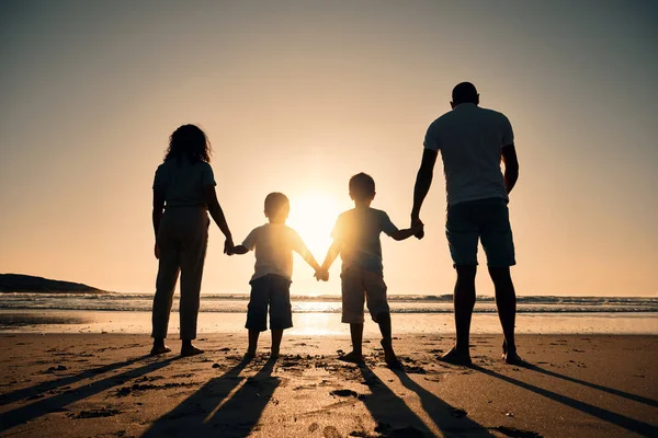 Rodinná Silueta Pláži Držící Ruce Při Východu Slunce Lidé Láskou — Stock fotografie