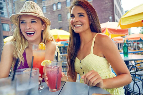 Procura Empregado Duas Jovens Mulheres Atraentes Sentadas Café Livre — Fotografia de Stock