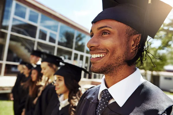 Készen Állnak Jövőre Egy Csapat Mosolygós Egyetemi Hallgató Odakint Diplomaosztó — Stock Fotó