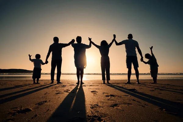 Silhouette Strand Und Familie Halten Händchen Bei Sonnenuntergang Urlaub Oder — Stockfoto