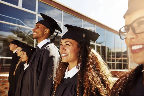 迈向光明的未来 毕业典礼上一群面带微笑的大学生 — 图库照片
