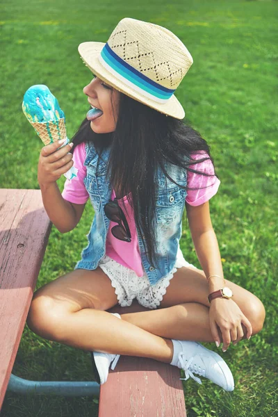 公園内のアイスクリームに自分自身を扱う 公園でアイスクリームを楽しむ魅力的な若い女性が — ストック写真
