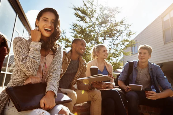 Conocimiento Poder Una Estudiante Sentada Fuera Campus Con Sus Amigos —  Fotos de Stock
