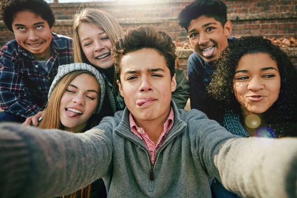Låt Oss Bli Löjliga Porträtt Grupp Unga Vänner Som Poserar — Stockfoto