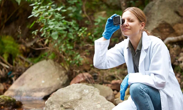 Ciencia Naturaleza Mujer Con Lupa Para Inspección Estudio Ambiental Ecosistémico —  Fotos de Stock
