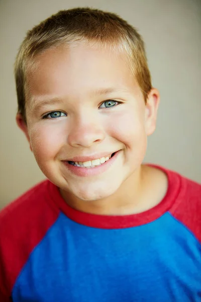 Šťastný Chlap Studio Portrét Mladého Chlapce Který Vás Usměje — Stock fotografie