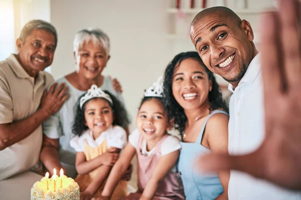 生日那天 自私自利和大家庭一起住在客厅里 带着蛋糕 开心而兴奋地在家里庆祝 祖父母 孩子和父母在派对上合影合影 — 图库照片