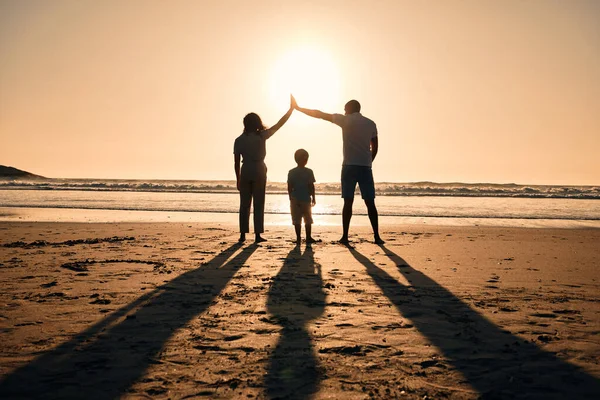 Rodinná Silueta Pláži Ochrana Západ Slunce Lidmi Bezpečnost Zabezpečení Rodiči — Stock fotografie