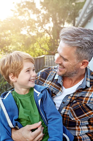 Achter Een Geweldige Zoon Zit Een Geweldige Vader Een Gelukkige — Stockfoto