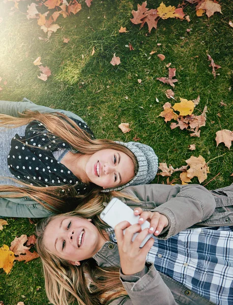 Social Media Adorano Nostro Selfie Alto Angolo Colpo Due Adolescenti — Foto Stock