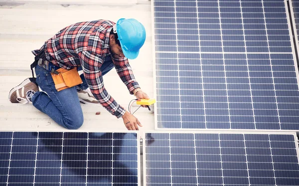 Zwarte Mens Zonnepaneel Inspectie Hernieuwbare Energie Duurzaamheid Milieuvriendelijke Technologie Onderhoudscontrole — Stockfoto
