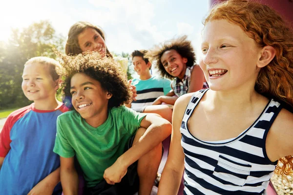 Legfényesebb Napokat Barátokkal Töltik Egy Csapat Változatos Boldog Gyerek Együtt — Stock Fotó