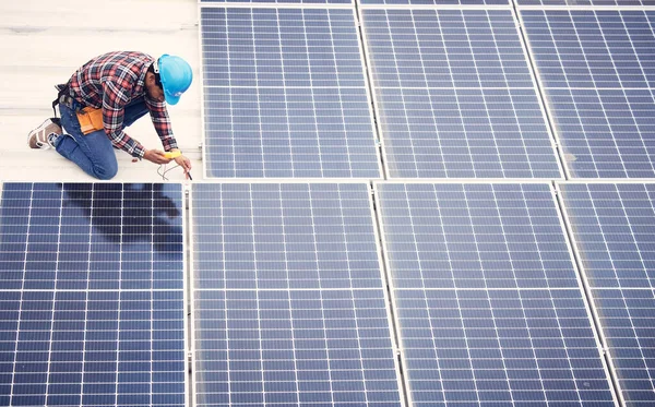 Zwarte Mens Installatie Zonnepanelen Hernieuwbare Energie Duurzaamheid Milieuvriendelijke Technologie Onderhoud — Stockfoto