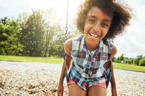 できるだけ気をつけて 公園でスイングで遊んでいる若い女の子の肖像画 — ストック写真