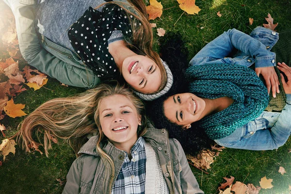 最好的时光与最好的朋友在一起 三个快乐的青少年在外面的草地上悠闲自在地在一起 拍摄的高角镜头 — 图库照片