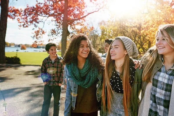 最後までお友達 一緒に外で秋の日を楽しむ10代の友人のグループ — ストック写真