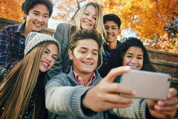 Selfie Družstvem Skupina Mladých Přátel Pózujících Pro Selfie Spolu Venku — Stock fotografie