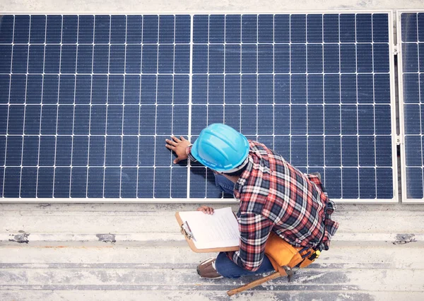 Inspectie Zonnepanelen Engineering Man Met Klembord Energiebesparend Onderhoud Milieuvriendelijke Energie — Stockfoto