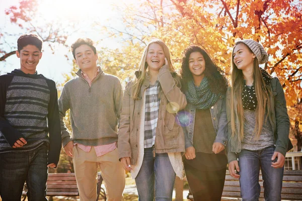 Просто Чиллин Группа Друзей Подростков Наслаждающихся Осенним Днем Улице Вместе — стоковое фото