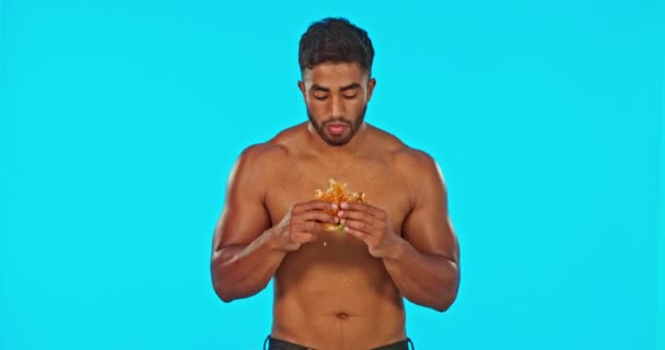 Schovávání Burger Tvář Muže Den Podvádění Izolované Modrém Pozadí Studiu — Stock video