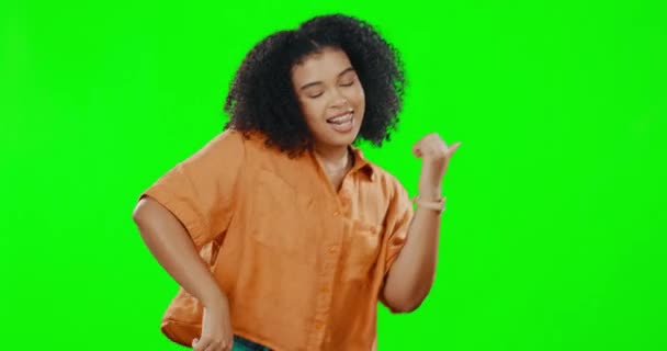 Happy Dans Yeşil Ekranlı Bir Stüdyoda Kutlama Için Modaya Uygun — Stok video