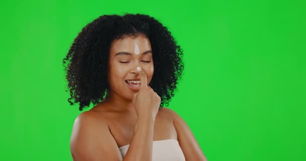 Viso Schermo Verde Donna Con Crema Divertente Skincare Sullo Sfondo — Video Stock