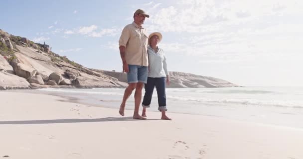 Любовь Пляж Пожилая Пара Гуляющая Морю Океану Отпуске Отпуске Кейптауне — стоковое видео
