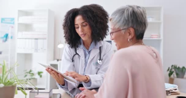 Tabletka Badanie Lekarskie Lekarz Starszą Kobietą Klinice Dla Wyników Ubezpieczenie — Wideo stockowe