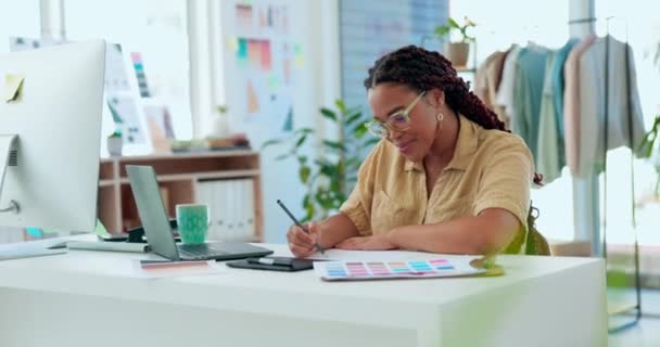 Μαύρη Γυναίκα Σχεδιάστρια Μόδας Και Σχέδιο Χαρτί Στο Σχεδιασμό Χρωματική — Αρχείο Βίντεο