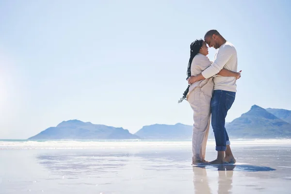 拥抱和嘲笑一对夫妇在海滩上的浪漫 约会或暑假在一起 男人和女人一起站在海岸上拥抱的旅行 海洋或风景 — 图库照片