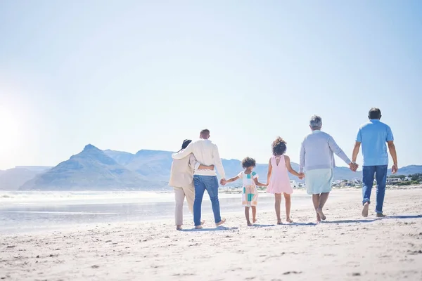 해변에서는 가족들 산책을 휴가를 보내며 주말을 보내기도 조부모는 유대를 형성하기 — 스톡 사진