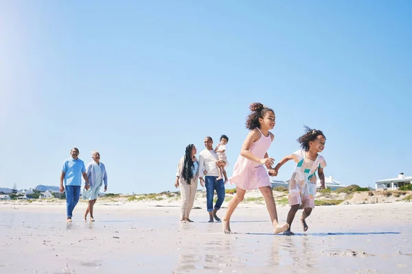 Familie Strand Und Kinder Laufen Mit Platz Für Attrappen Sommer — Stockfoto
