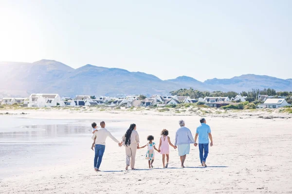 가족들은 해변을 산책하며 이용해 공간을 흉내내거나 여름휴가 유대를 맺는다 어린이 — 스톡 사진