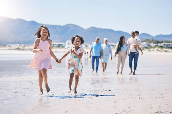 Niños Corriendo Vinculación Familiar Felices Playa Para Viajar Caminar Por —  Fotos de Stock